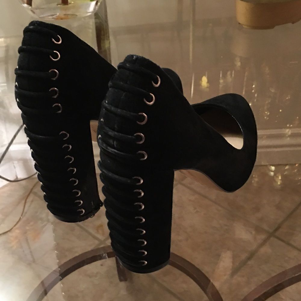 🎃 VINCE CAMUTO Corset Back Block Heel!